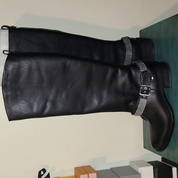 Boots - Picture 3 of 6